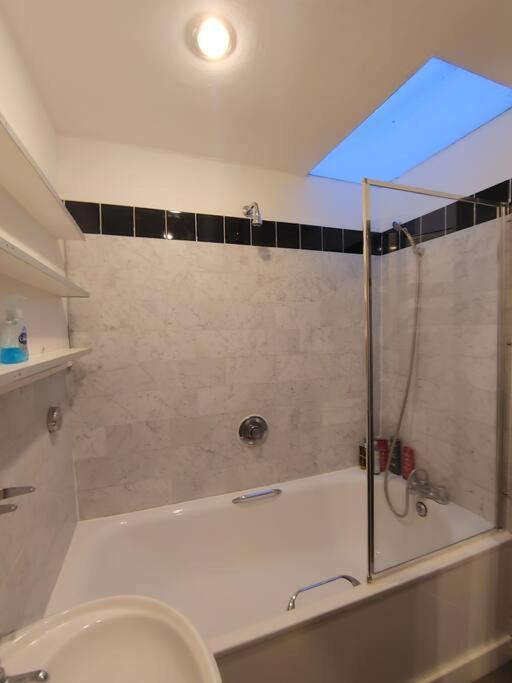 Stylish Apartment Near Carnaby Street, Sleeps 4. Лондон Екстериор снимка