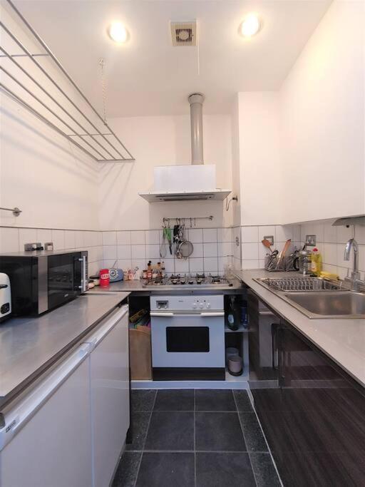 Stylish Apartment Near Carnaby Street, Sleeps 4. Лондон Екстериор снимка