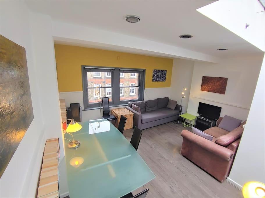 Stylish Apartment Near Carnaby Street, Sleeps 4. Лондон Екстериор снимка