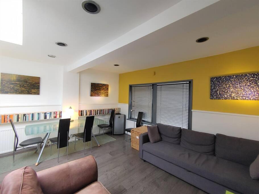 Stylish Apartment Near Carnaby Street, Sleeps 4. Лондон Екстериор снимка