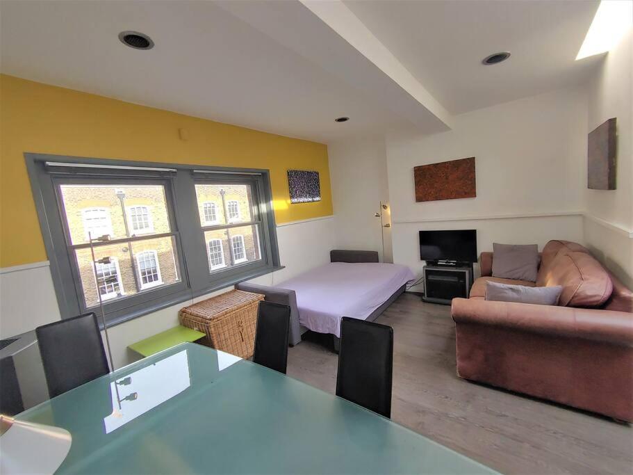 Stylish Apartment Near Carnaby Street, Sleeps 4. Лондон Екстериор снимка