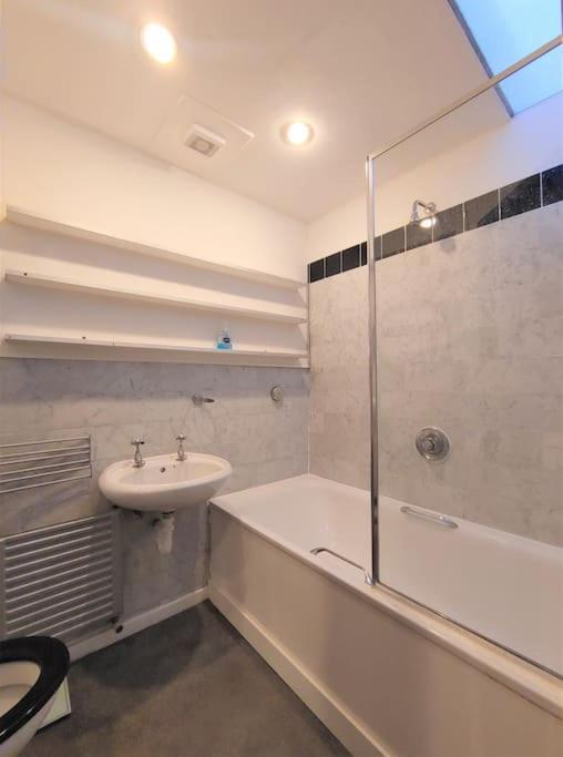 Stylish Apartment Near Carnaby Street, Sleeps 4. Лондон Екстериор снимка