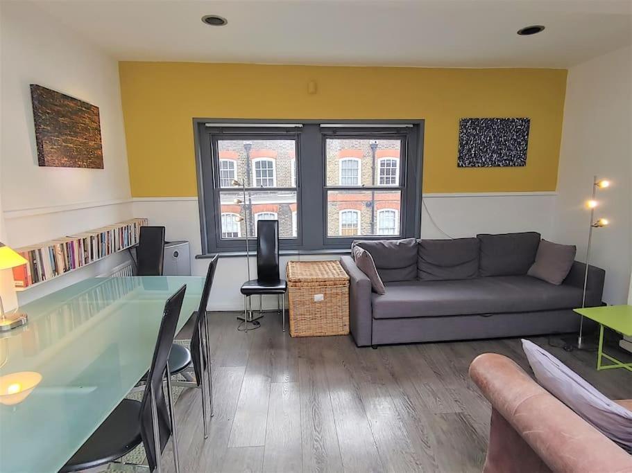 Stylish Apartment Near Carnaby Street, Sleeps 4. Лондон Екстериор снимка