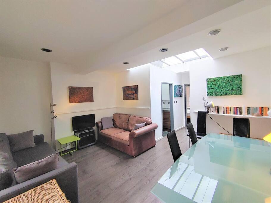 Stylish Apartment Near Carnaby Street, Sleeps 4. Лондон Екстериор снимка