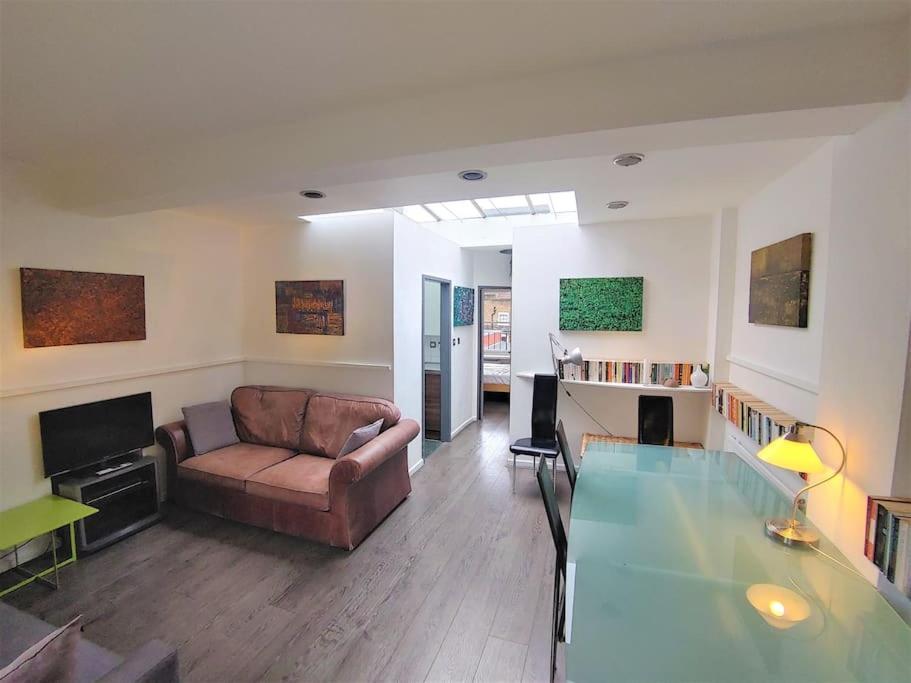 Stylish Apartment Near Carnaby Street, Sleeps 4. Лондон Екстериор снимка